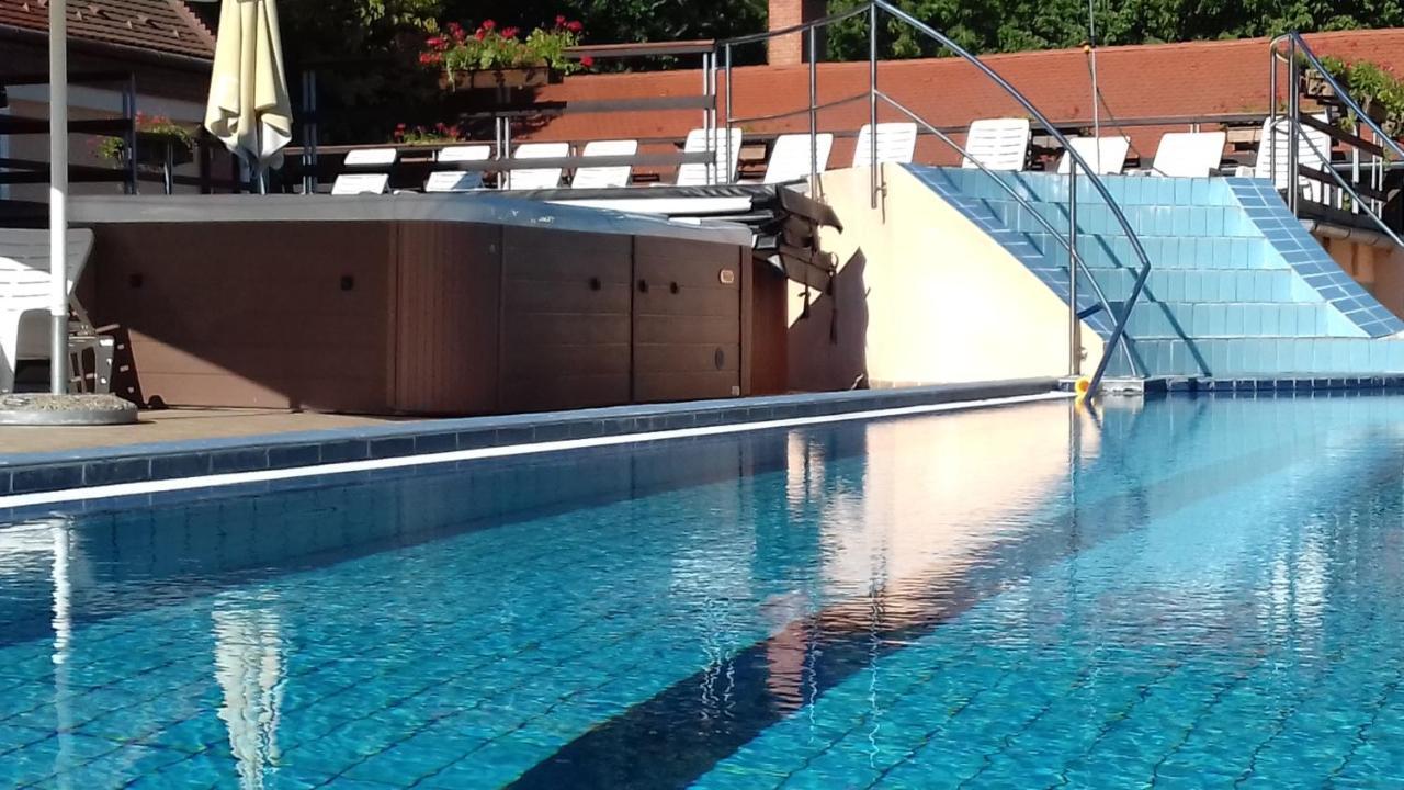 Zichy Park Hotel Bikács 外观 照片