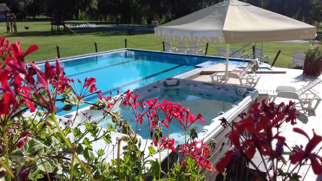Zichy Park Hotel Bikács 外观 照片