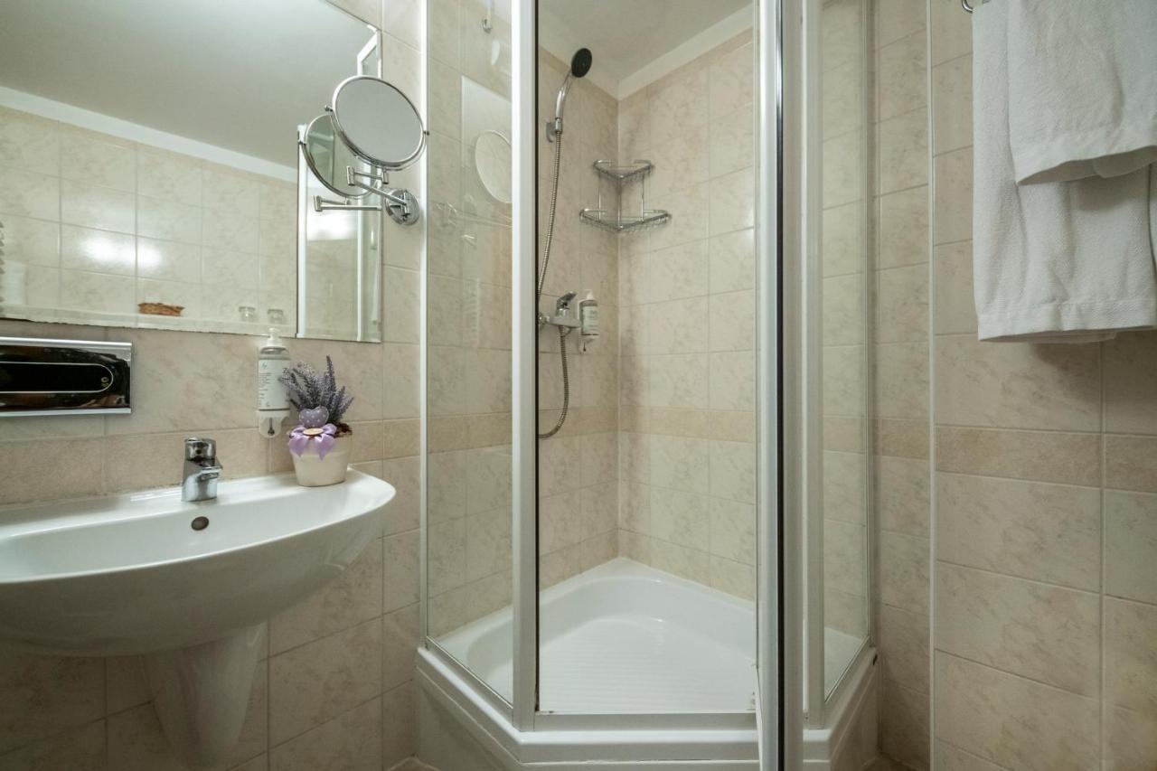 Zichy Park Hotel Bikács 外观 照片