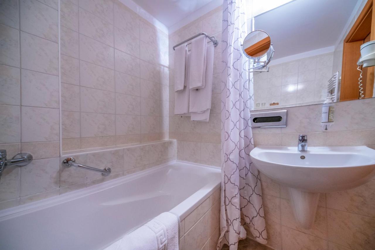 Zichy Park Hotel Bikács 外观 照片