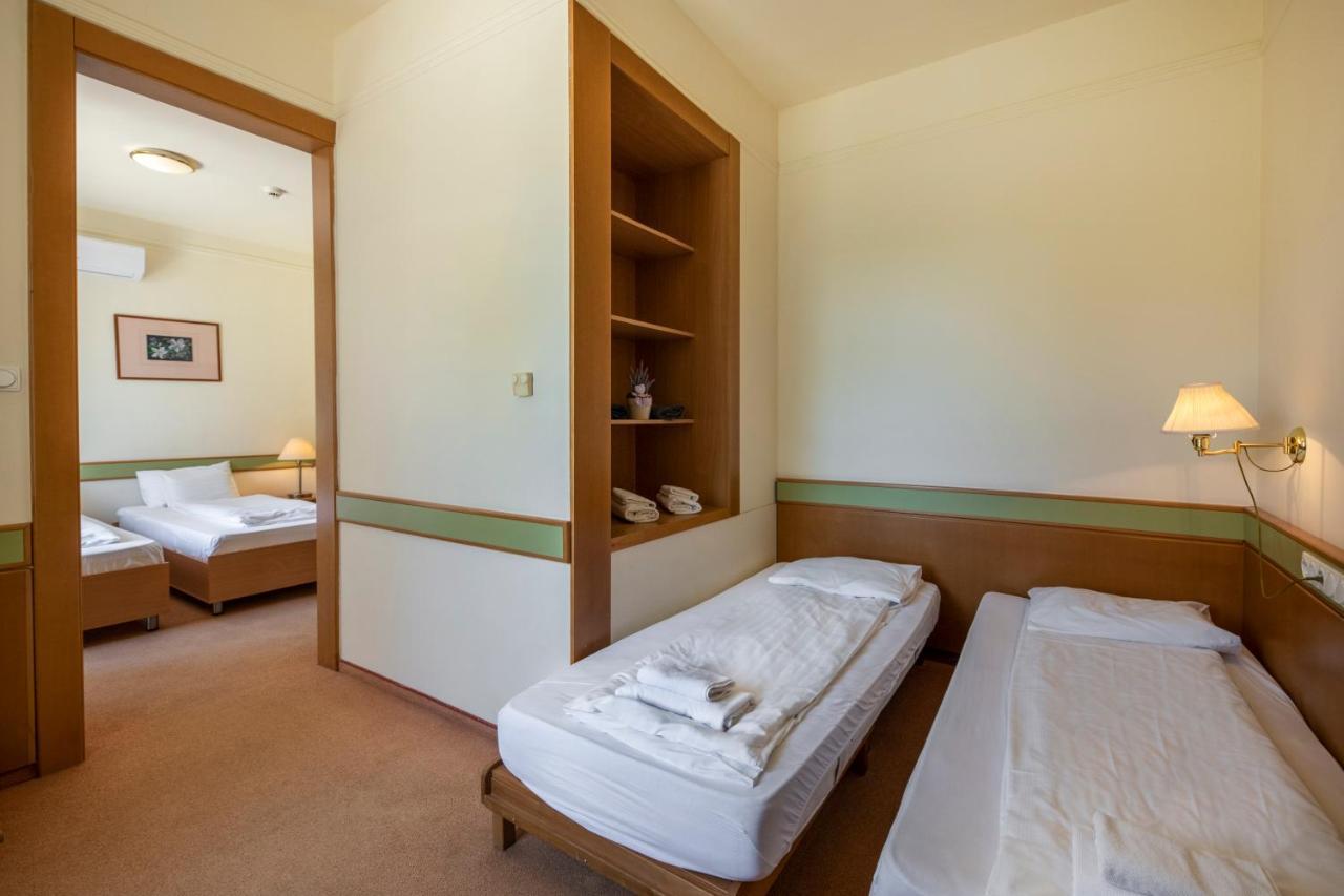 Zichy Park Hotel Bikács 外观 照片