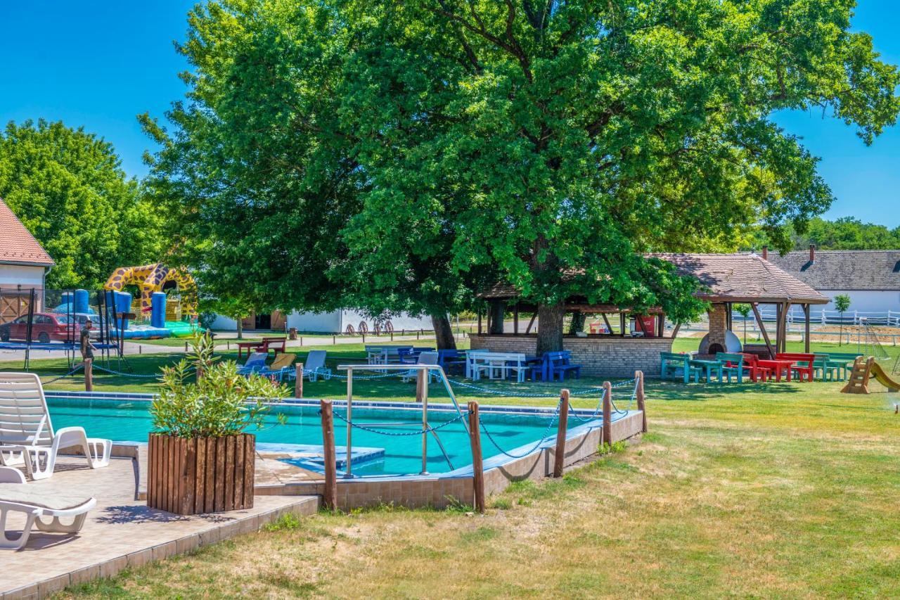 Zichy Park Hotel Bikács 外观 照片