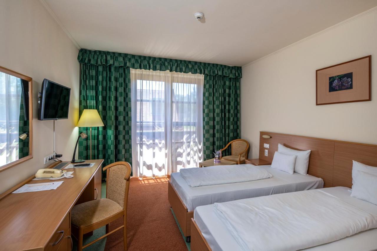 Zichy Park Hotel Bikács 外观 照片