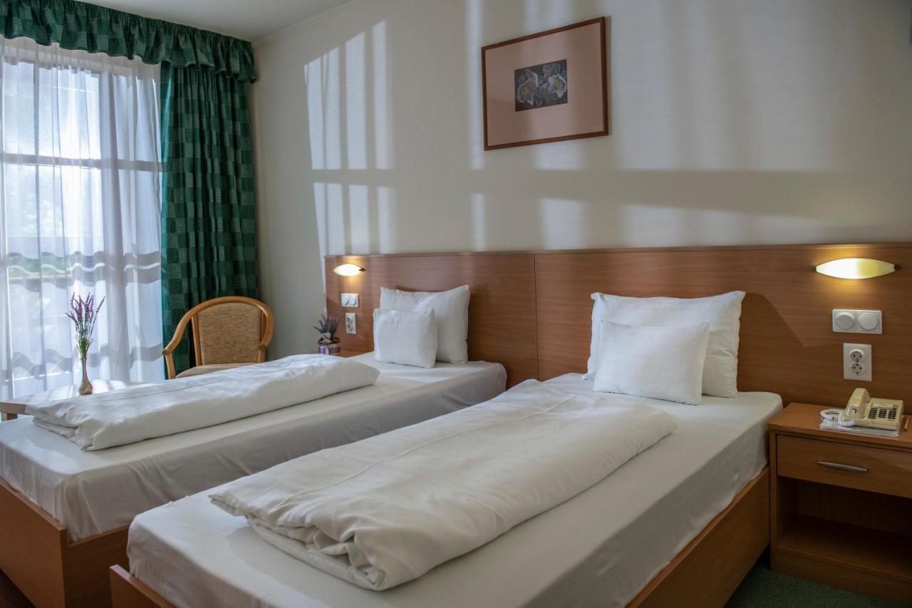 Zichy Park Hotel Bikács 外观 照片