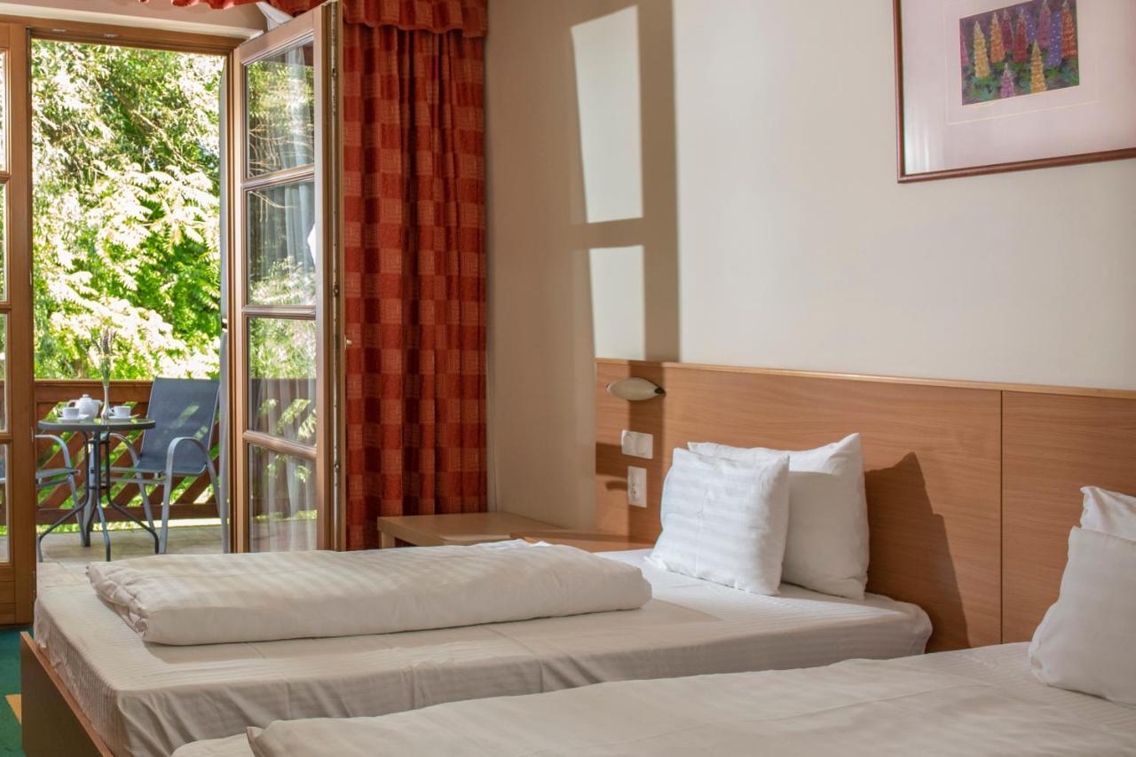 Zichy Park Hotel Bikács 外观 照片