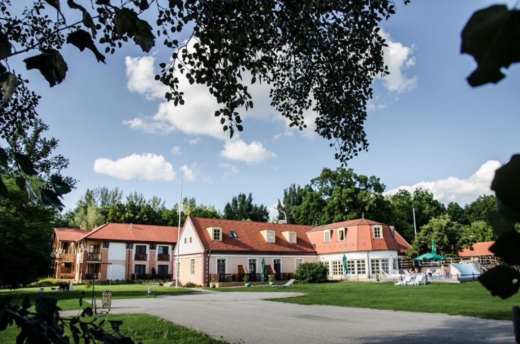 Zichy Park Hotel Bikács 外观 照片