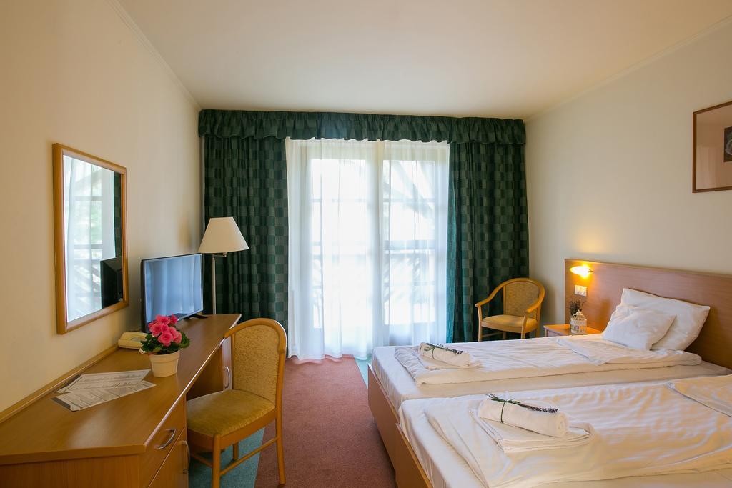 Zichy Park Hotel Bikács 外观 照片
