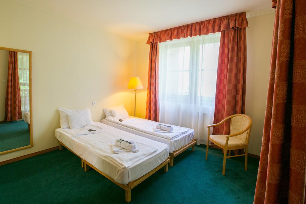 Zichy Park Hotel Bikács 外观 照片