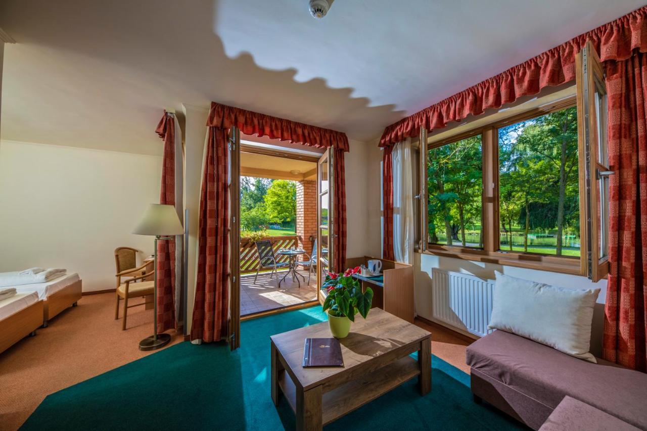 Zichy Park Hotel Bikács 外观 照片