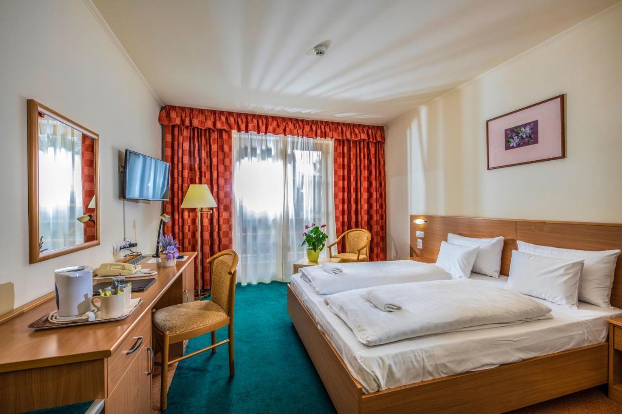 Zichy Park Hotel Bikács 外观 照片